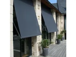 Le store Bannette est la solution idéale pour habiller vos baies et fenêtres de grandes dimensions et il  permet de tempérer la chaleur et la lumière de votre habitat tout en préservant votre intimité.