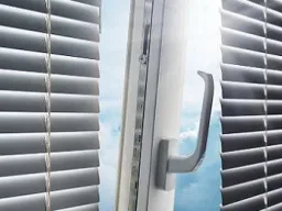 Le store vénitien aluminium est l’élément incontournable et intemporel de la protection solaire de bureau. C’est un store idéal pour diffuser agréablement la lumière et voir même pour une occultation presque totale sur le modèle Night