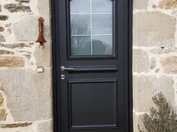 Porte d’entrée en  aluminium K.line, vitrage dépoli avec motif petit bois. Coloris noir texturé