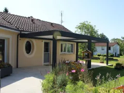 PERGO’KLIM ACCESS 250 orientables  •	Laquage armature: Gris anthracite RAL 7016 fine texture et lames blanche •	 Store ZIP sur l’avancée - Toile SCREEN 550     beige 2020 •	 Manœuvre électrique 230 V SOMFY IO avec émetteur SITUO IO Pure •	 Rubans leds sur