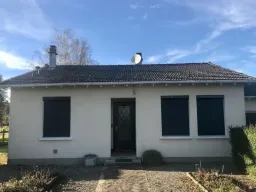 Volet roulant solaire : coulisse aluminium, caisson compact en aluminium à pan coupé 20°, sans vis apparentes. Tablier à lames aluminium double paroi avec mousse isolante sans CFC, traité anti-corrosion et équipé d’embouts anti-frottement et de verrous au