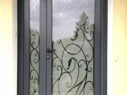Porte d’entrée Alu avec vitrage feuilletée Couleur extérieur gris anthracite, blanc intérieur