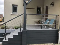 Garde - corpsGarde-Corps ODYCEOS - Vide sous main courante - Forme droit - Couleur garde corps ( finition texturé fin) : gris anthracite Ral 7016 - Couleur lisse : XENOX - Main courante ronde diamètre 52 mm