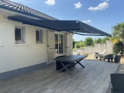 Banne pour terrasse OCEANIA, 2 bras, avec toile A, Sun’system + lumina led Larg 5950 mm x Avancée 3750 mm . Profils Alu laqués Gris anthracite RAL 7016 FT . Manœuvre électrique par moteur SOMFY SUNEA IO + un émetteur SITUO IO 5 Pure Variation . Côté de m
